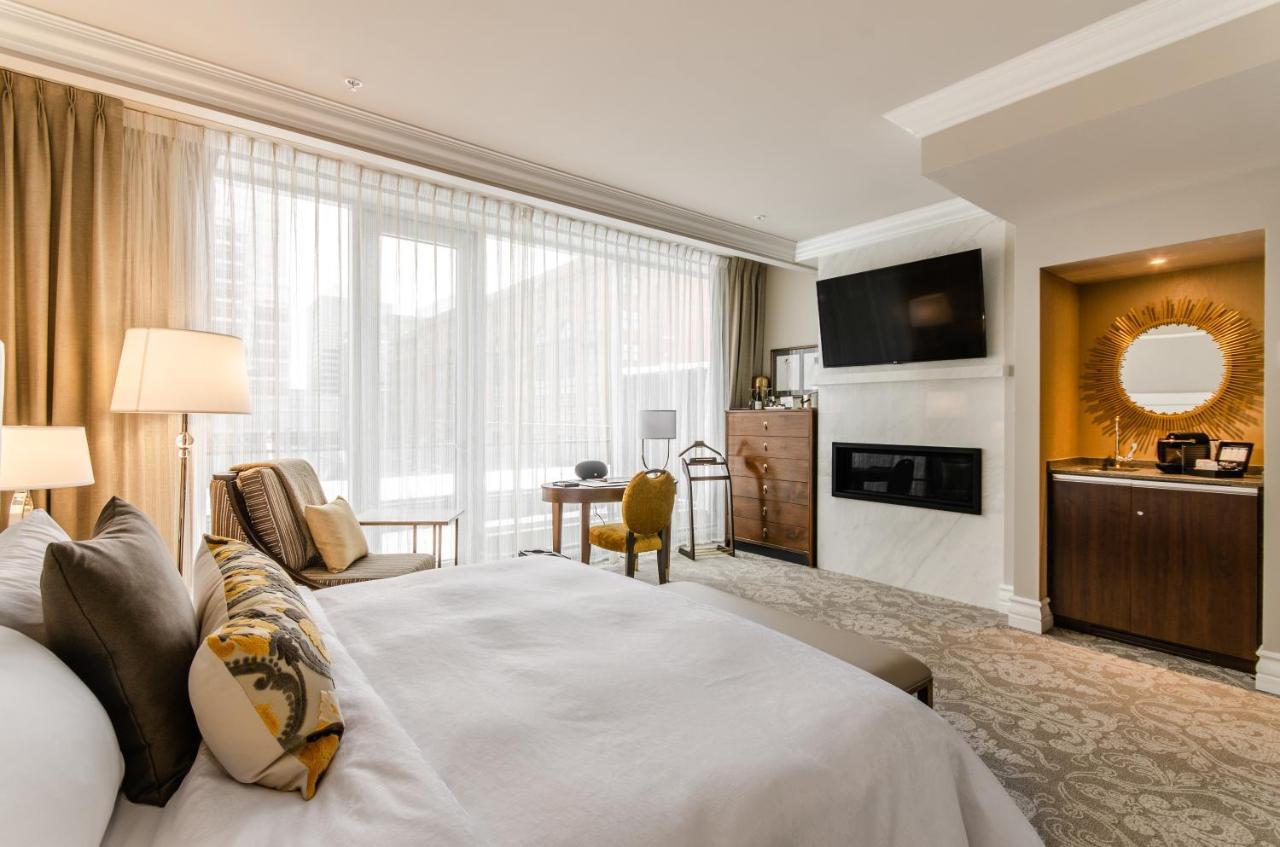 Hotel Birks Монреаль Экстерьер фото A guest room at the Hotel de Ville
