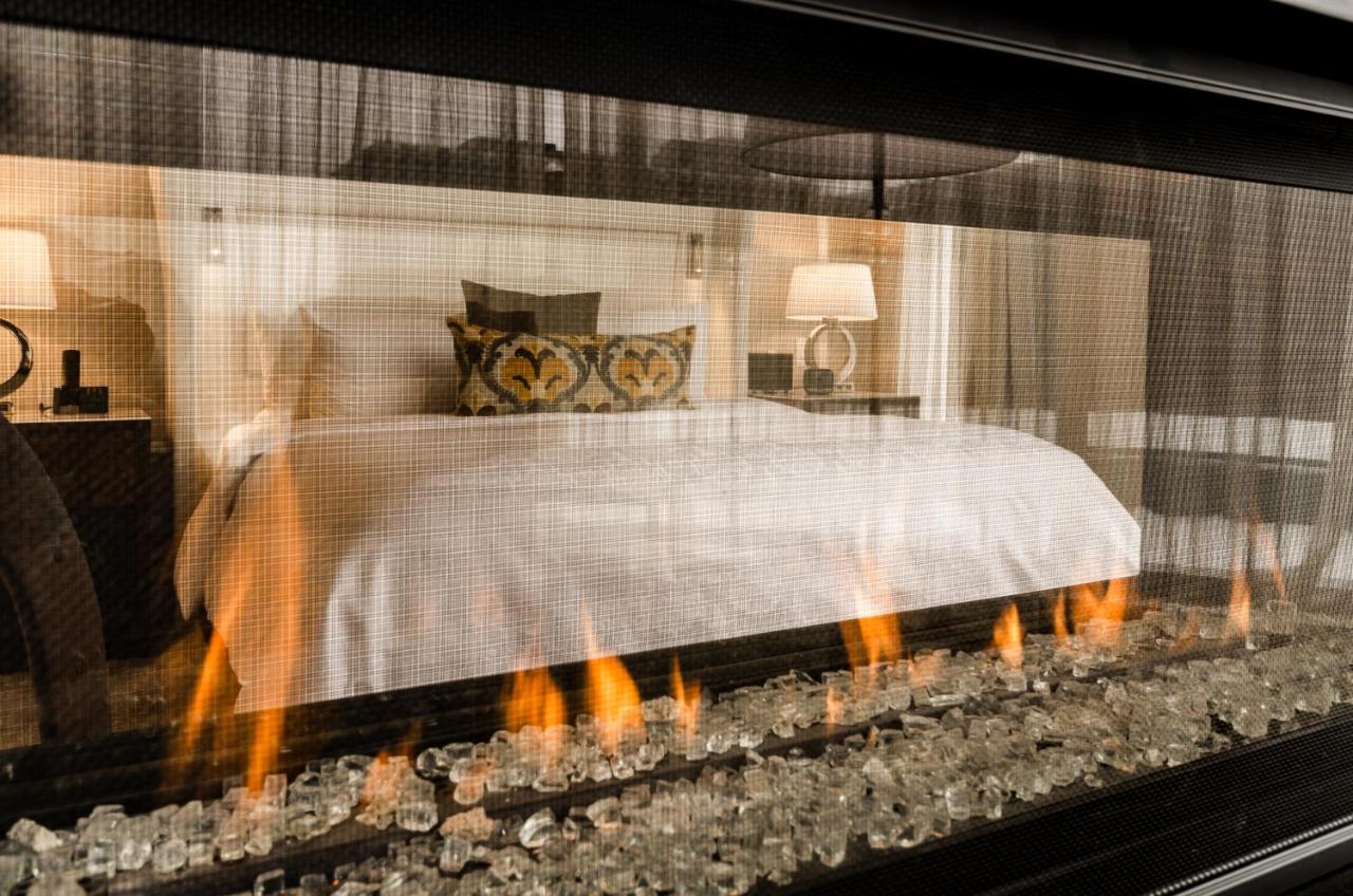 Hotel Birks Монреаль Экстерьер фото A fireplace with a glass screen