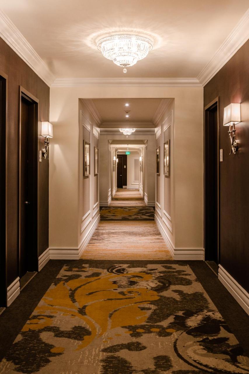 Hotel Birks Монреаль Экстерьер фото A corridor at the hotel