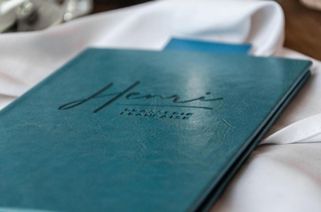 Hotel Birks Монреаль Экстерьер фото Menu at the restaurant
