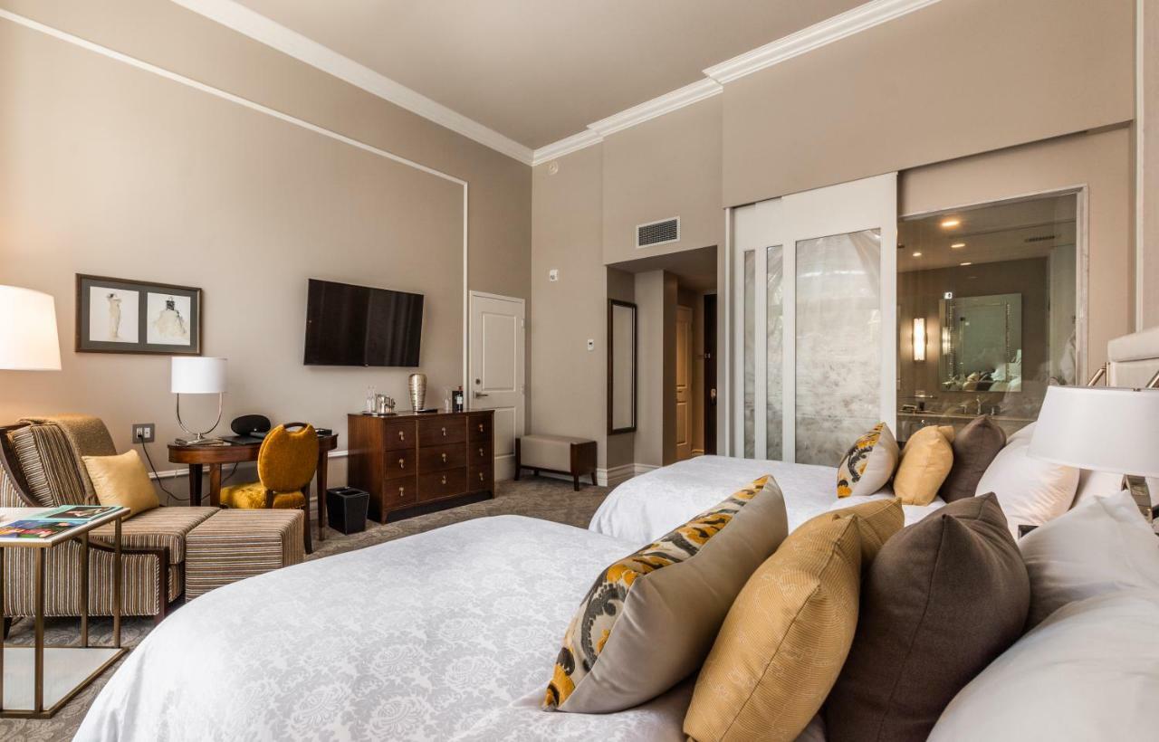 Hotel Birks Монреаль Экстерьер фото A guest room at the hotel